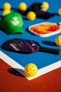 Set de pala, pelota, zapatillas y termo para jugar a pickleball