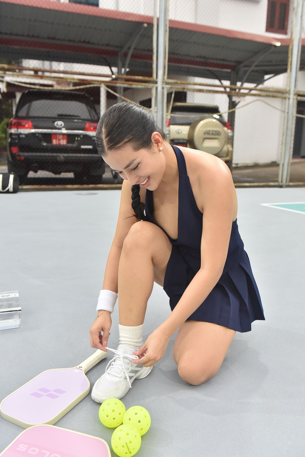 Jugadora atándose las zapatillas antes de un partido de pickleball