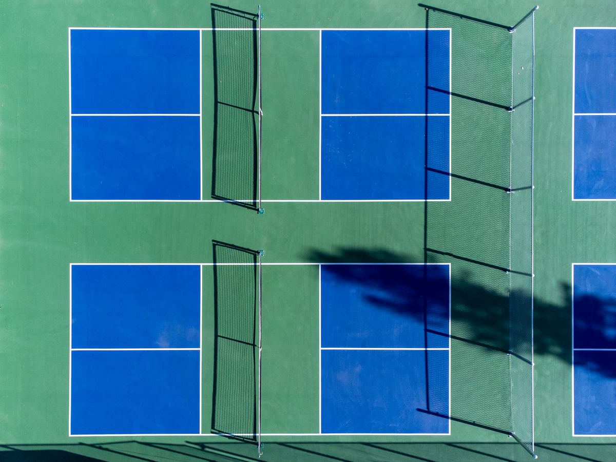 Vista aérea de pistas de pickleball con jugadores
