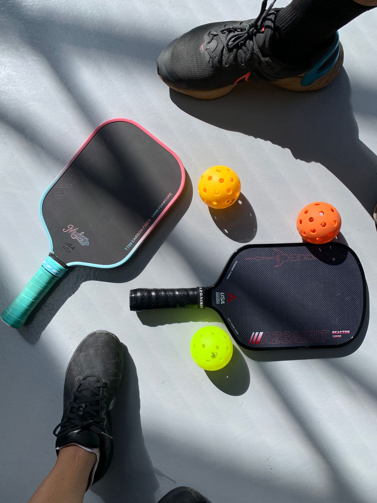 Palas de pickleball, pelotas y zapatillas junto a otros accesorios