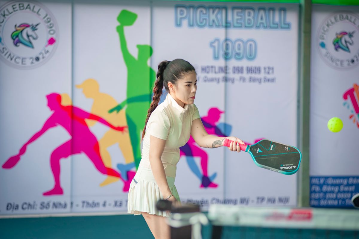 Jugadora ejecutando un golpe de control cerca de la red en pickleball