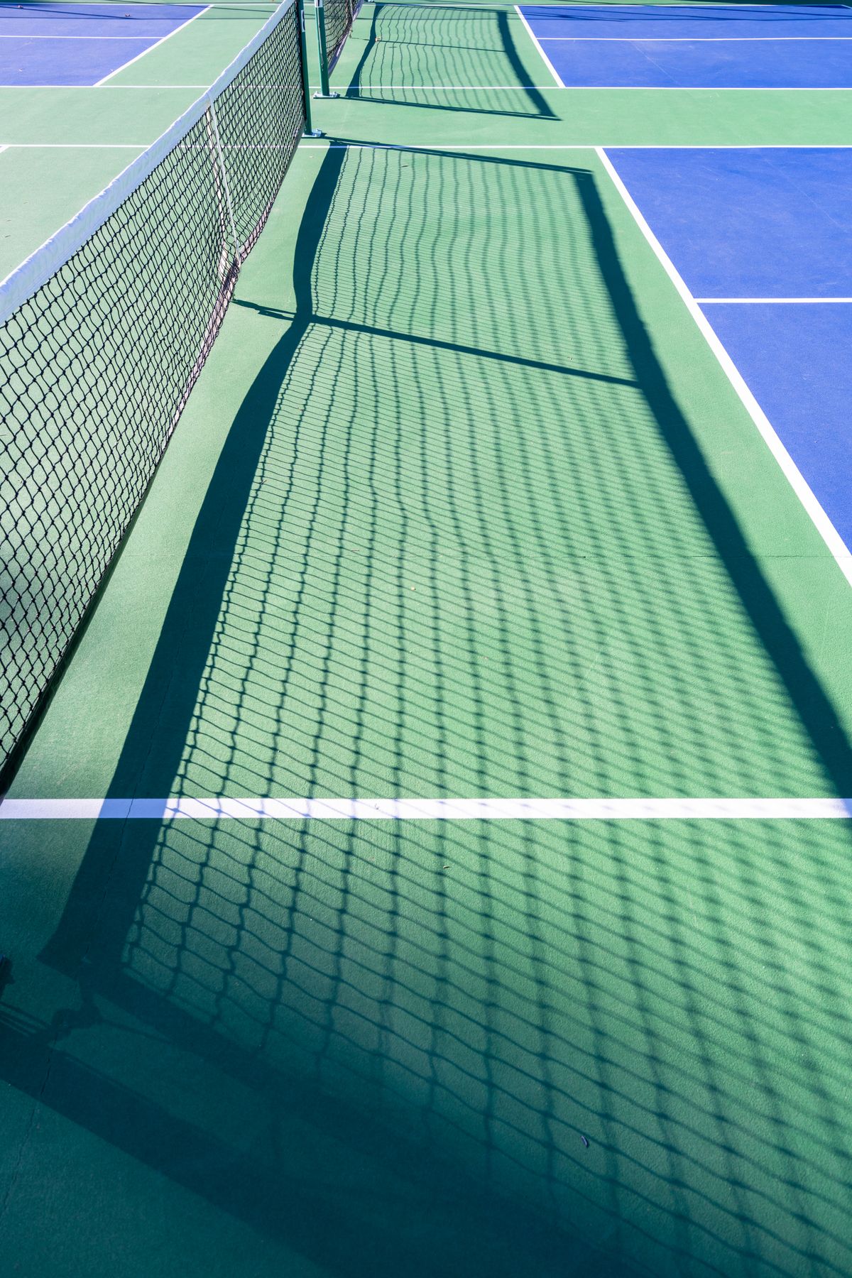 Red de pickleball en pista soleada