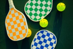 Palas y pelotas de pickleball en una pista soleada