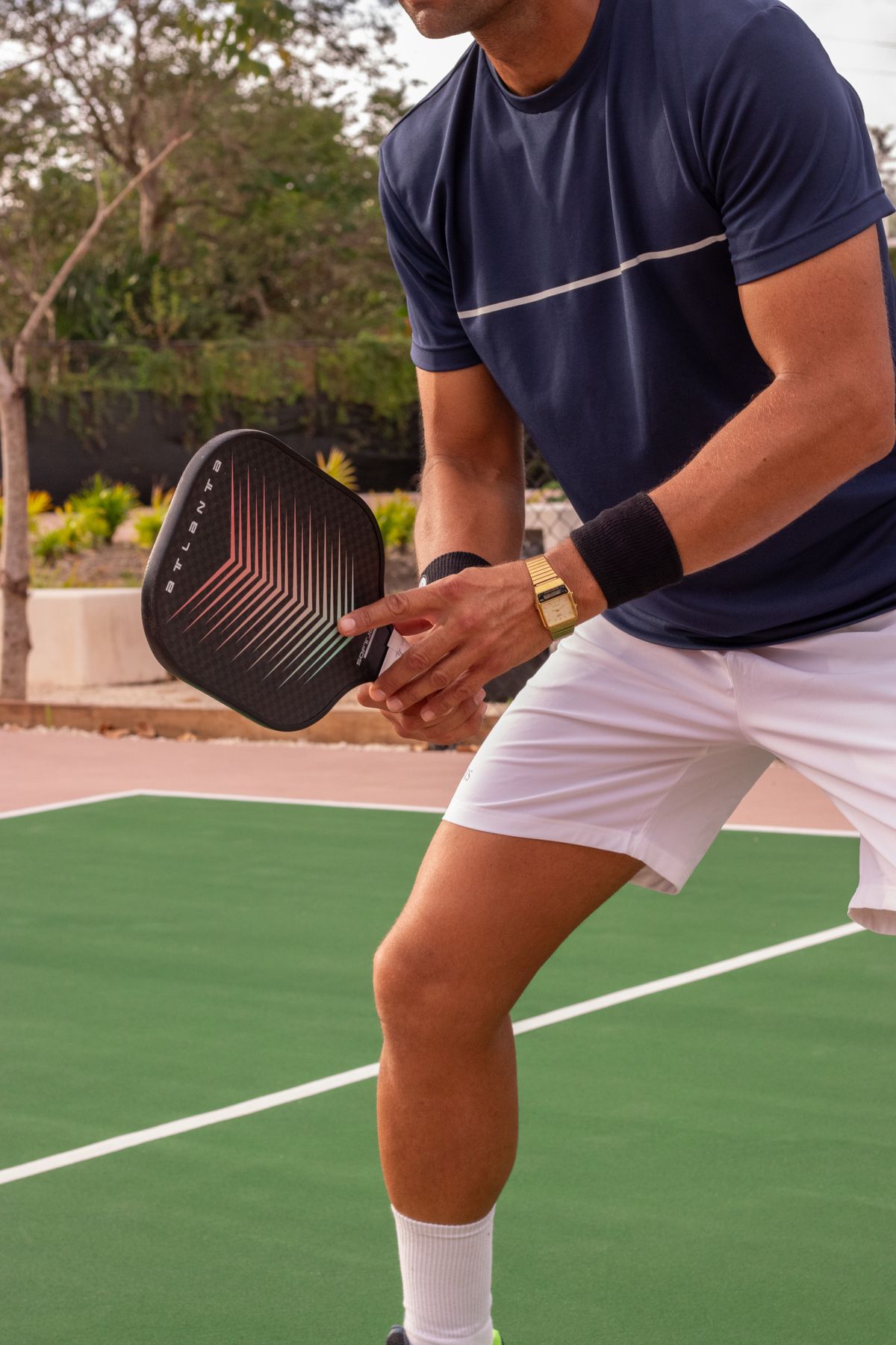 Jugador de pickleball en acción en pista exterior