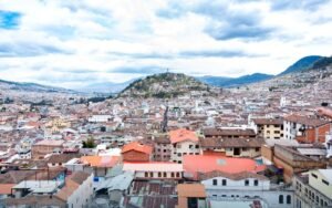 Vista de Quito con El Panecillo al fondo