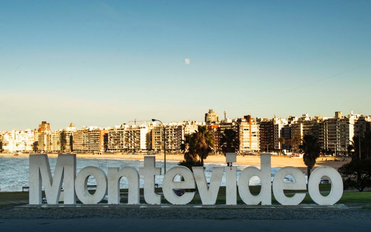 Letrero de Montevideo en la rambla