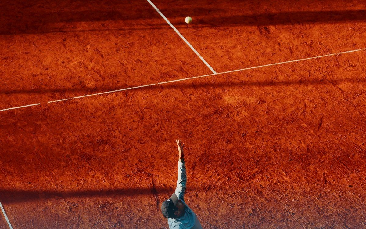 Técnica del saque en pickleball